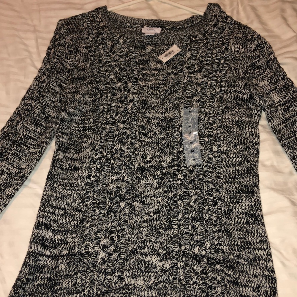 GRAY AND WHITE KNIT SWEATER